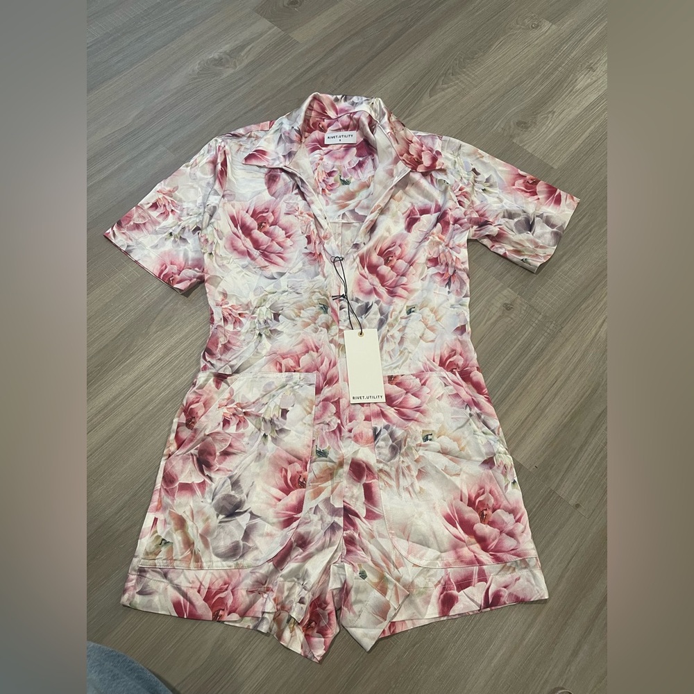 NWT rivet.utility flor print satin romper size small